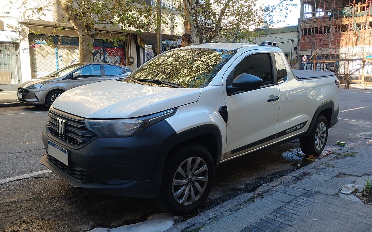 Fiat Strada Endurance branca de cabine plus, vista de três quartos dianteiro